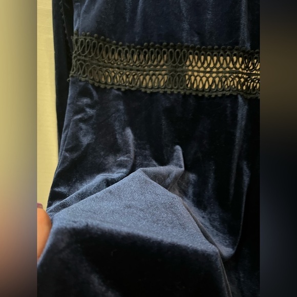 ⚫️ BOGO Free Generation blue velvet black lace detailing size medium - Picture 7 of 9